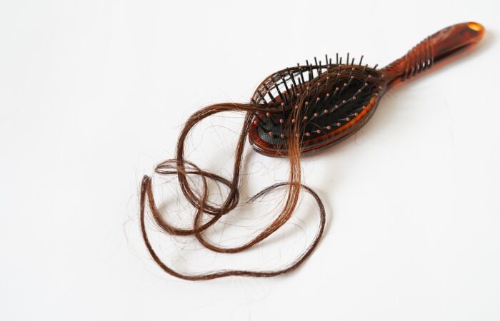 Je_perds_mes_cheveux_:_découvrez_nos_astuces_mode_pour_le_camoufler_!